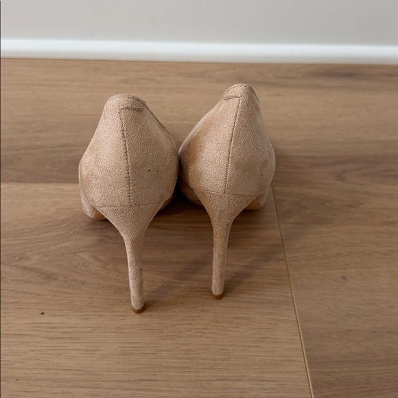 Women’s heels bundle. 5 pairs 
Elegant Black, White, and Beige Women's Shoes - Picture 8 of 16